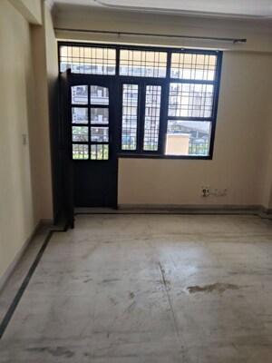 Room in 3.5 BHK Apartment at Alaknanda Society, Sector 56 – for Rent