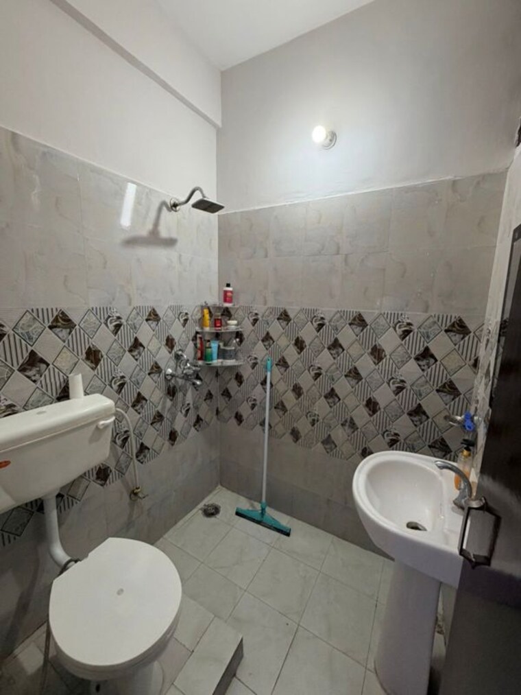 Bathroom, guru-nanak-enclave 3 Bedroom 1200 Sq.Ft. Independent House In Dhakoli Zirakpur 10151323