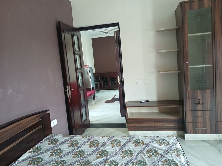 Room, sector 9 2.5 Bedroom 180 Sq.Yd. Builder Floor In Sector 9 Hisar 10137199
