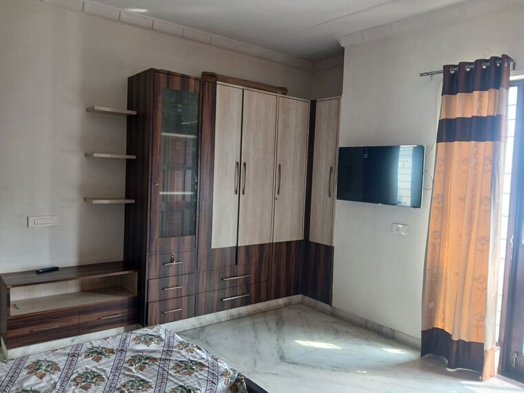 Room, sector 9 2.5 Bedroom 180 Sq.Yd. Builder Floor In Sector 9 Hisar 10137199