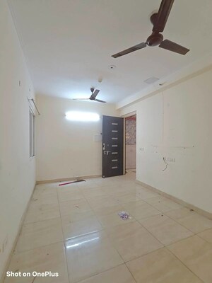 Room in 3 BHK Apartment at Gaur City 2 - 14th Avenue, Sector 16c Greater Noida – for Rent