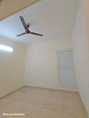 Room in 3 BHK Apartment at Gaur City 2 - 14th Avenue, Sector 16c Greater Noida – for Rent