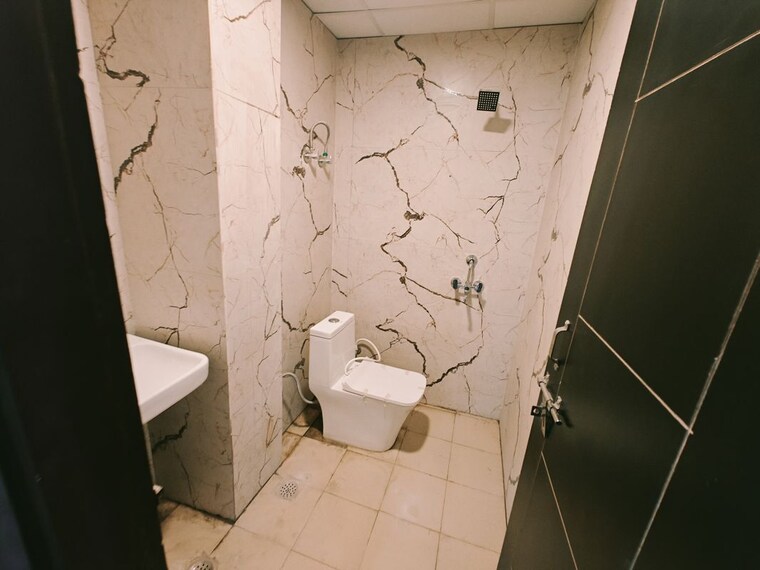 Bathroom, sector 73 2 Bedroom 1050 Sq.Ft. Builder Floor In Sector 73 Noida 10151798