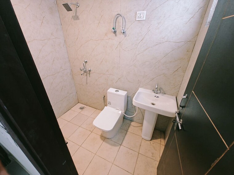Bathroom, sector 73 2 Bedroom 1050 Sq.Ft. Builder Floor In Sector 73 Noida 10151798