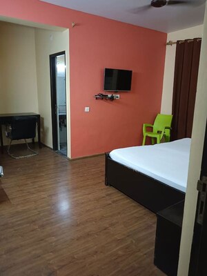 Room in 3 BHK Builder Floor at Unitech The Residences Sector 33, Sector 33 – for Rent