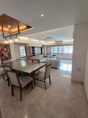 Room in 4 BHK Apartment at Santacruz West – for Sale