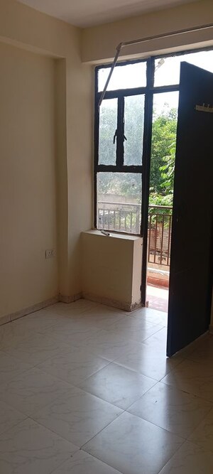 Room in 1 BHK Apartment at Omaxe Srishti And Sanskriti, Gomti Nagar – for Rent