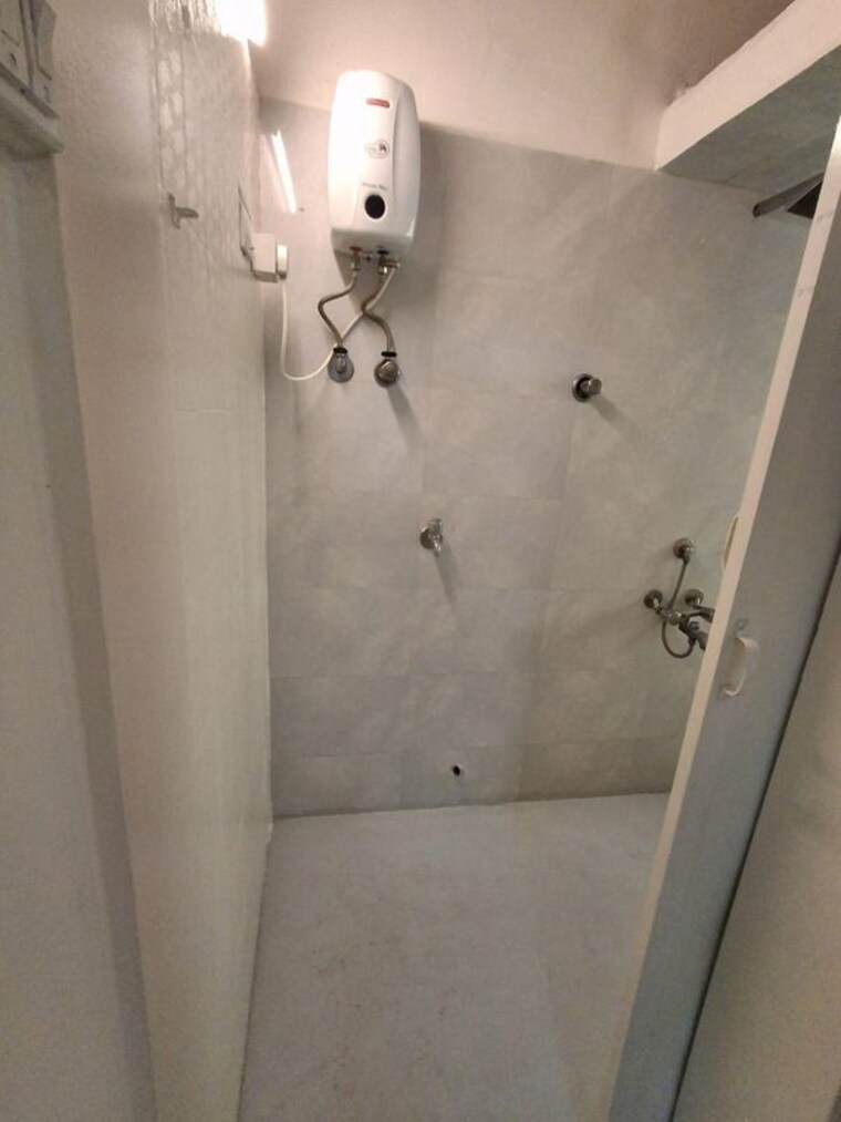 Bathroom, khar west 1 Bedroom 500 Sq.Ft. Apartment In Khar West Mumbai 10151933