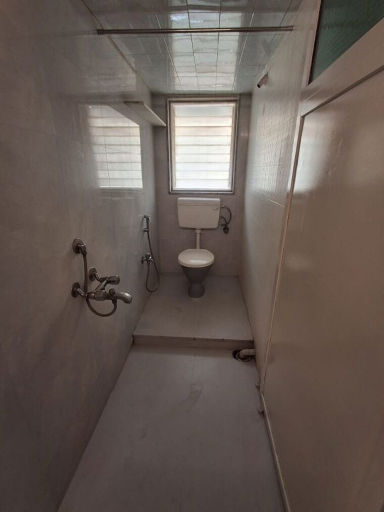 Bathroom, khar west 1 Bedroom 500 Sq.Ft. Apartment In Khar West Mumbai 10151933