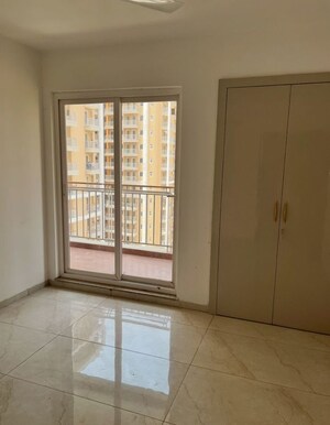 Room in 3.5 BHK Apartment at Rishita Manhattan, Gomti Nagar – for Sale