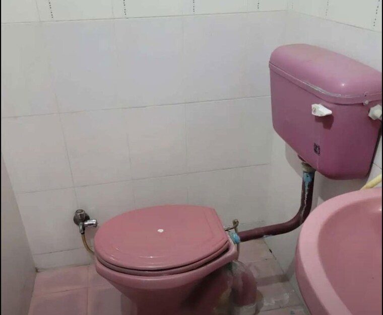 Bathroom, nishat ganj 3 Bedroom 1600 Sq.Ft. Apartment In Nishat Ganj Lucknow 10152182