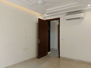 Room in 4 BHK Builder Floor at Defence Colony – for Rent
