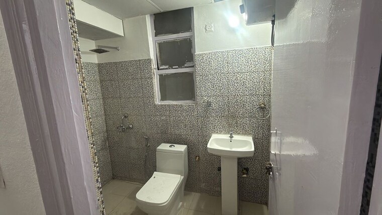 Bathroom, signature-the-serenas 2 Bedroom 583 Sq.Ft. Apartment In Sohna Sector 36 Gurgaon 10152186