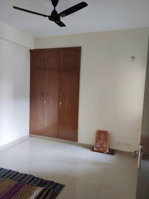 Room in 2 BHK Apartment at Amrapali Dream Valley, Tech Zone 4 Greater Noida – for Rent