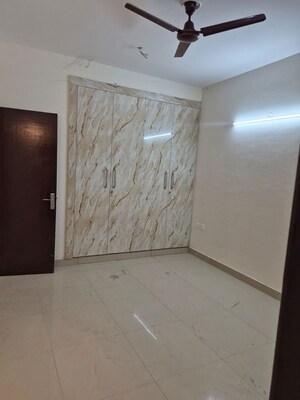 Room in 3 BHK Apartment at Amrapali Heartbeat City, Sector 107 – for Rent