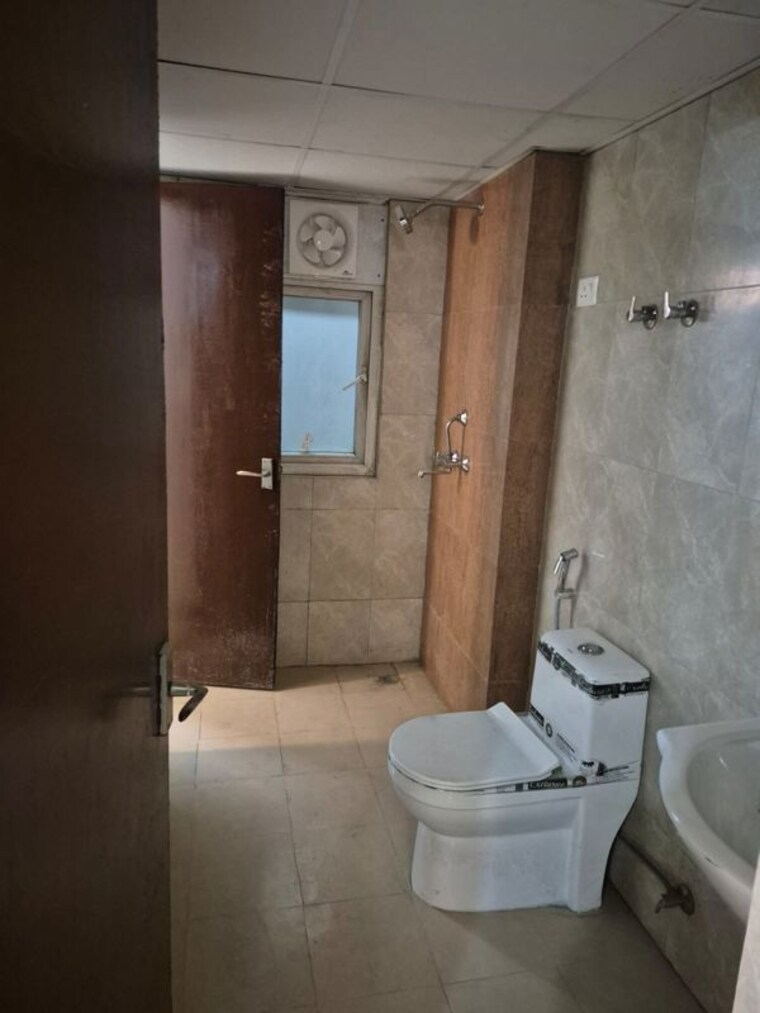 Bathroom, amrapali-heartbeat-city 3 Bedroom 1730 Sq.Ft. Apartment In Sector 107 Noida 10152322