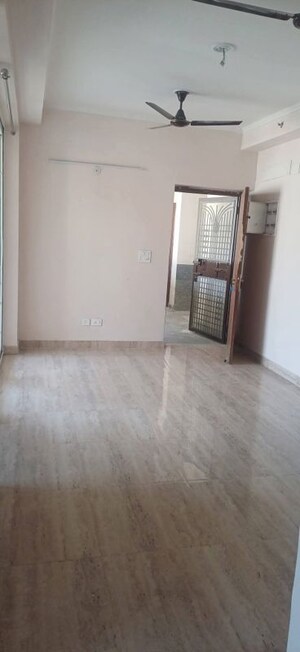 Room in 2 BHK Apartment at Amrapali Golf Homes, Sector 4 Greater Noida – for Rent