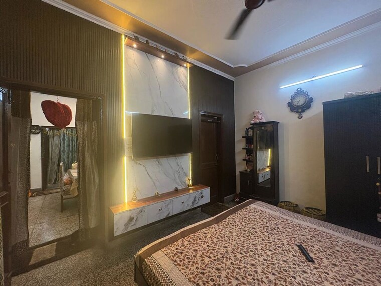 Bedroom, sector 18 2 Bedroom 130 Sq.Yd. Apartment In Sector 18 Faridabad 10152337