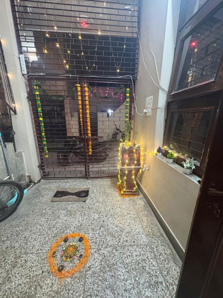 Balcony, sector 18 2 Bedroom 130 Sq.Yd. Apartment In Sector 18 Faridabad 10152337