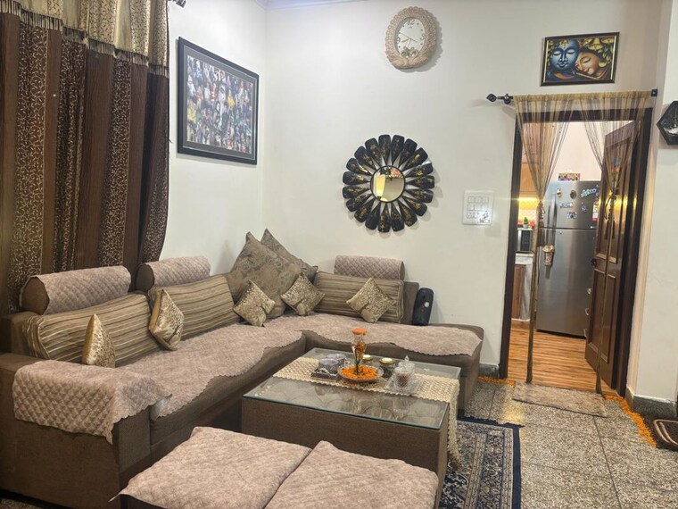 Living Room, sector 18 2 Bedroom 130 Sq.Yd. Apartment In Sector 18 Faridabad 10152337