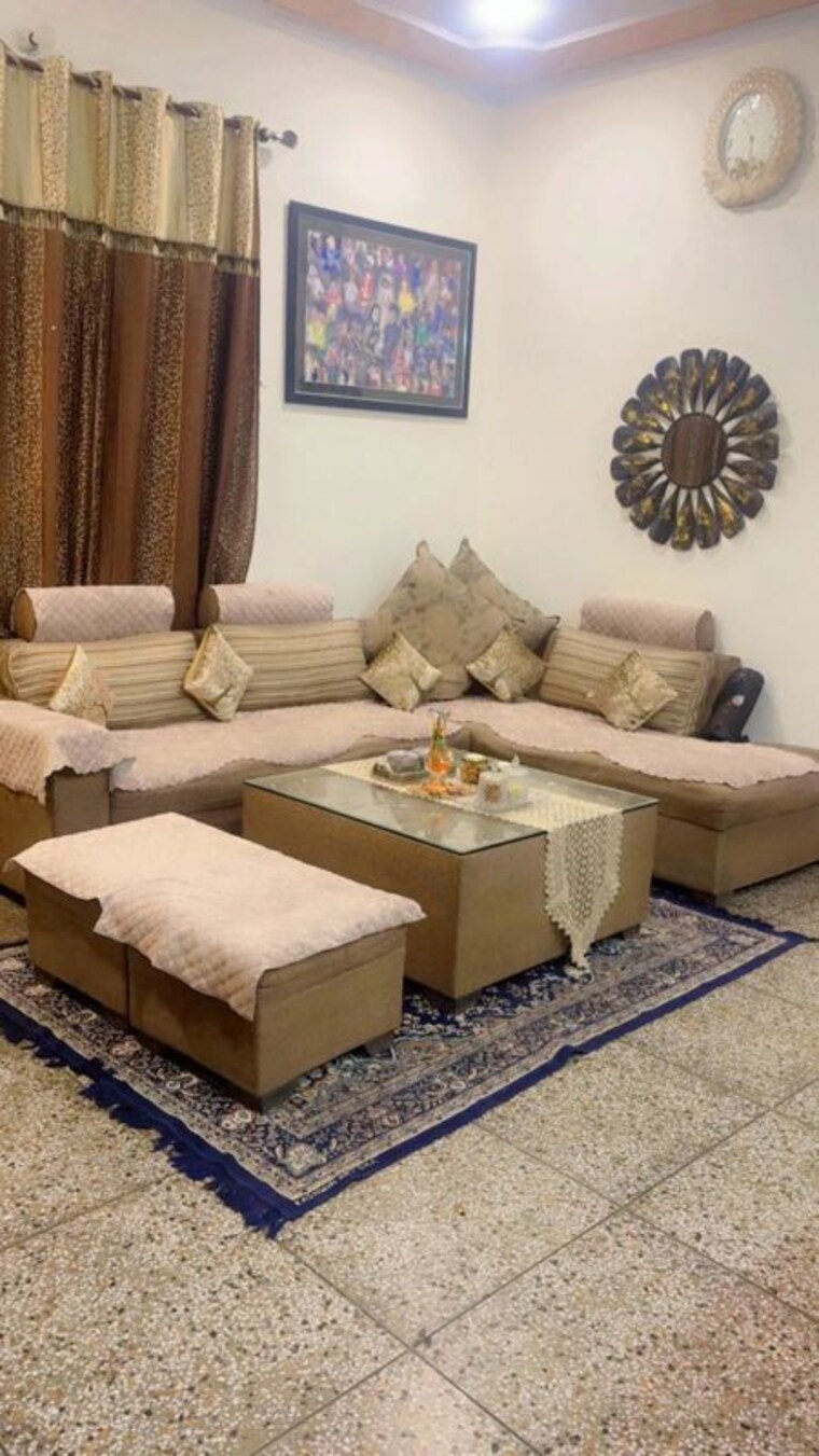 Living Room, sector 18 2 Bedroom 130 Sq.Yd. Apartment In Sector 18 Faridabad 10152337