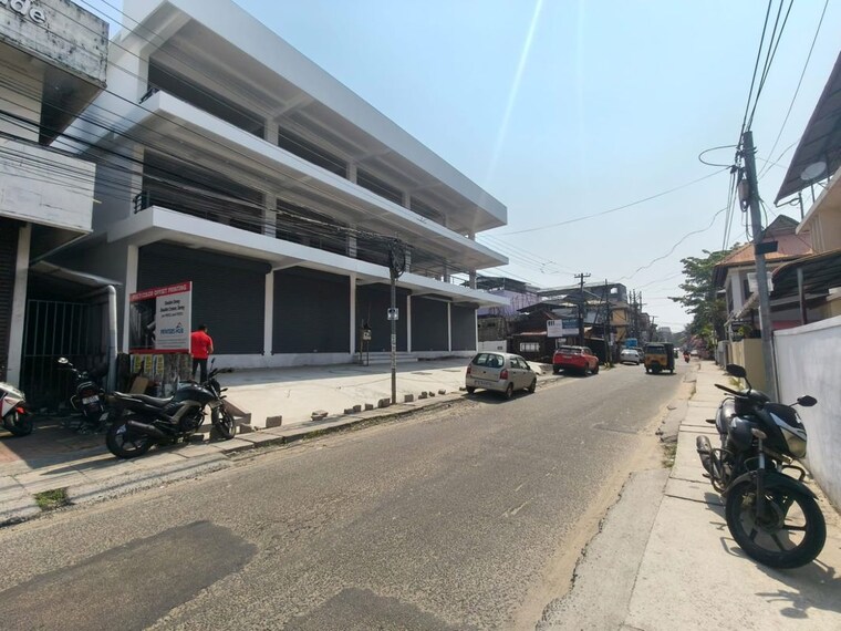  Parking, kacheripady Commercial Office Space 3500 Sq.Ft. In Kacheripady Kochi 10152917