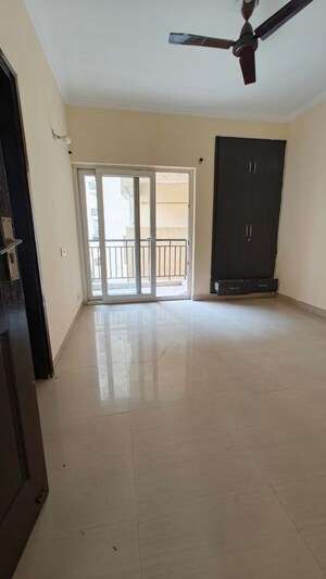 Room in 3 BHK Apartment at Paramount Floraville, Sector 137 – for Sale