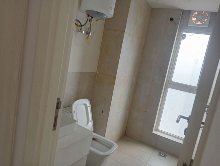 Bathroom, smart-world-orchard 3 Bedroom 1630 Sq.Ft. Apartment In Sector 61 Gurgaon 10153082
