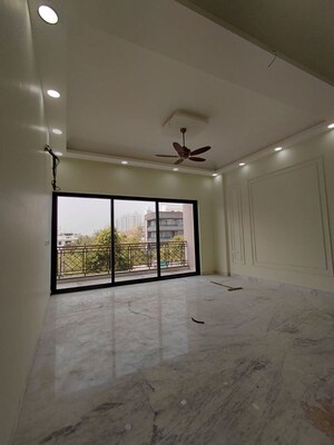 Room in 3 BHK Builder Floor at Highland Harmony, Kandivali West – for Sale
