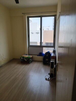 Room in 3 BHK Apartment at Pioneer Park Phase 1, Sector 61 – for Rent