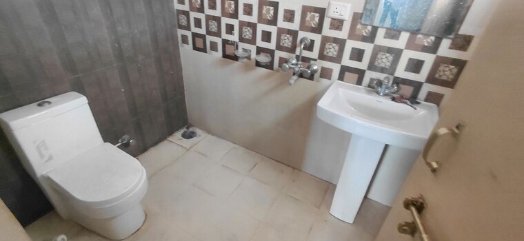 Bathroom, avadh vihar yojna 2 Bedroom 1050 Sq.Ft. Apartment In Avadh Vihar Yojna Lucknow 10153221