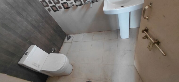 Bathroom, avadh vihar yojna 2 Bedroom 1050 Sq.Ft. Apartment In Avadh Vihar Yojna Lucknow 10153221
