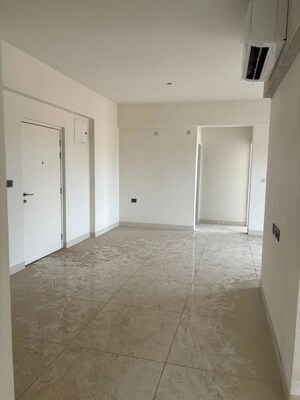 Room in 3 BHK Apartment at Merlin Pristine, New Alipore – for Rent