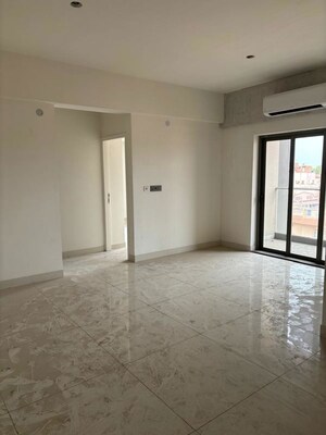 Room in 3 BHK Apartment at Merlin Pristine, New Alipore – for Rent