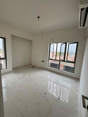 Room in 3 BHK Apartment at Merlin Pristine, New Alipore – for Rent