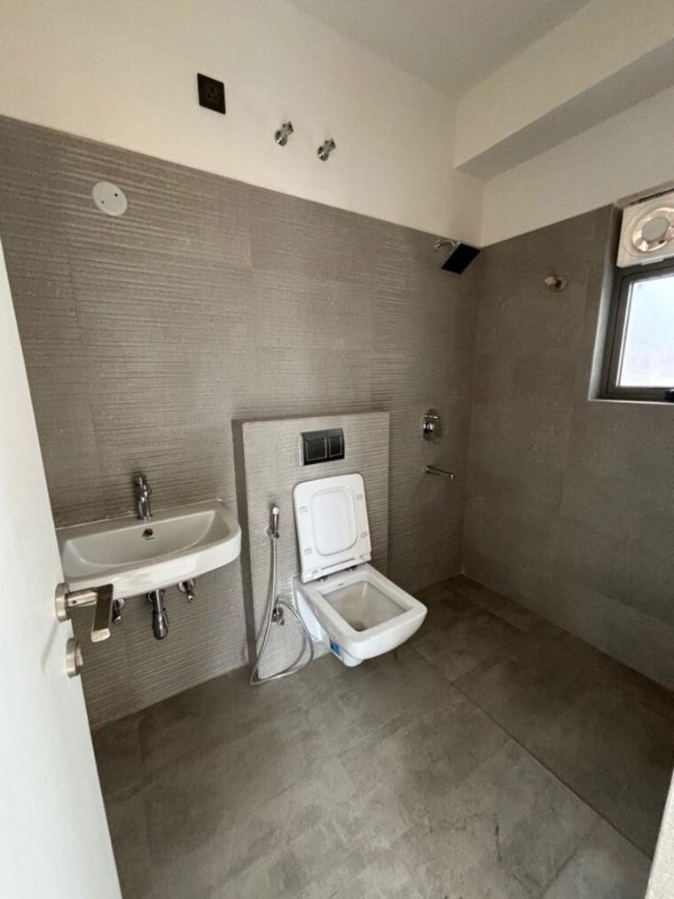 Bathroom, merlin-pristine 3 Bedroom 1310 Sq.Ft. Apartment In New Alipore Kolkata 10153335