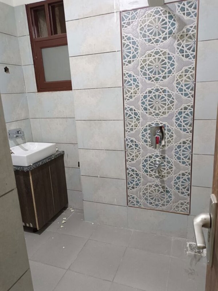 Bathroom, sector 69 2 Bedroom 121 Sq.Yd. Builder Floor In Sector 69 Gurgaon 10153191