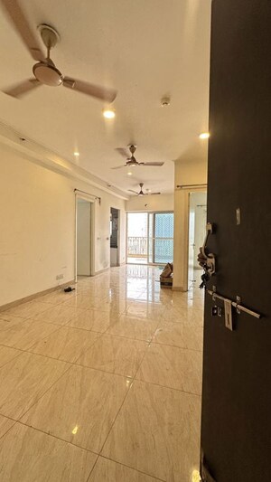 Room in 3 BHK Apartment at Gaur City 7th Avenue, Sector 4 Greater Noida – for Rent