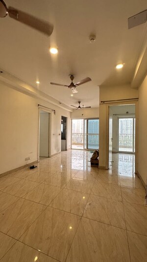 Room in 3 BHK Apartment at Gaur City 7th Avenue, Sector 4 Greater Noida – for Rent