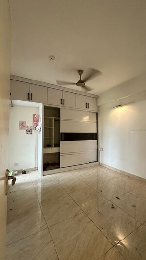 Room in 3 BHK Apartment at Gaur City 7th Avenue, Sector 4 Greater Noida – for Rent