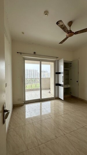 Room in 3 BHK Apartment at Gaur City 7th Avenue, Sector 4 Greater Noida – for Rent