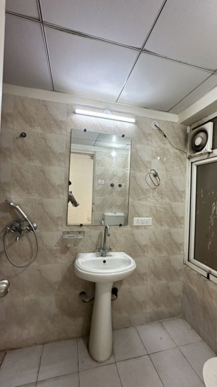 Bathroom, gaur-city-7th-avenue 3 Bedroom 1350 Sq.Ft. Apartment In Sector 4 Greater Noida Greater Noida 10153473