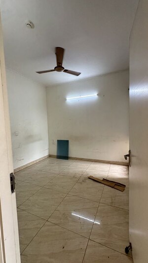 Room in 3 BHK Apartment at Gaur City 7th Avenue, Sector 4 Greater Noida – for Rent