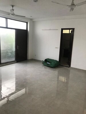 Room in 5 BHK Builder Floor at Dlf Farms – for Rent