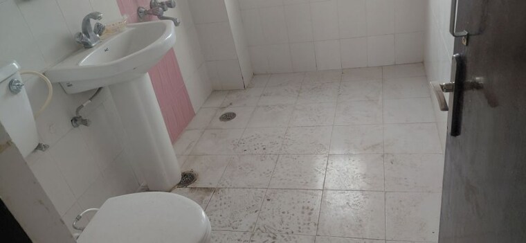 Bathroom, ansal-api-celebrity-greens 3 Bedroom 2015 Sq.Ft. Apartment In Ashiyana Lucknow 10154485