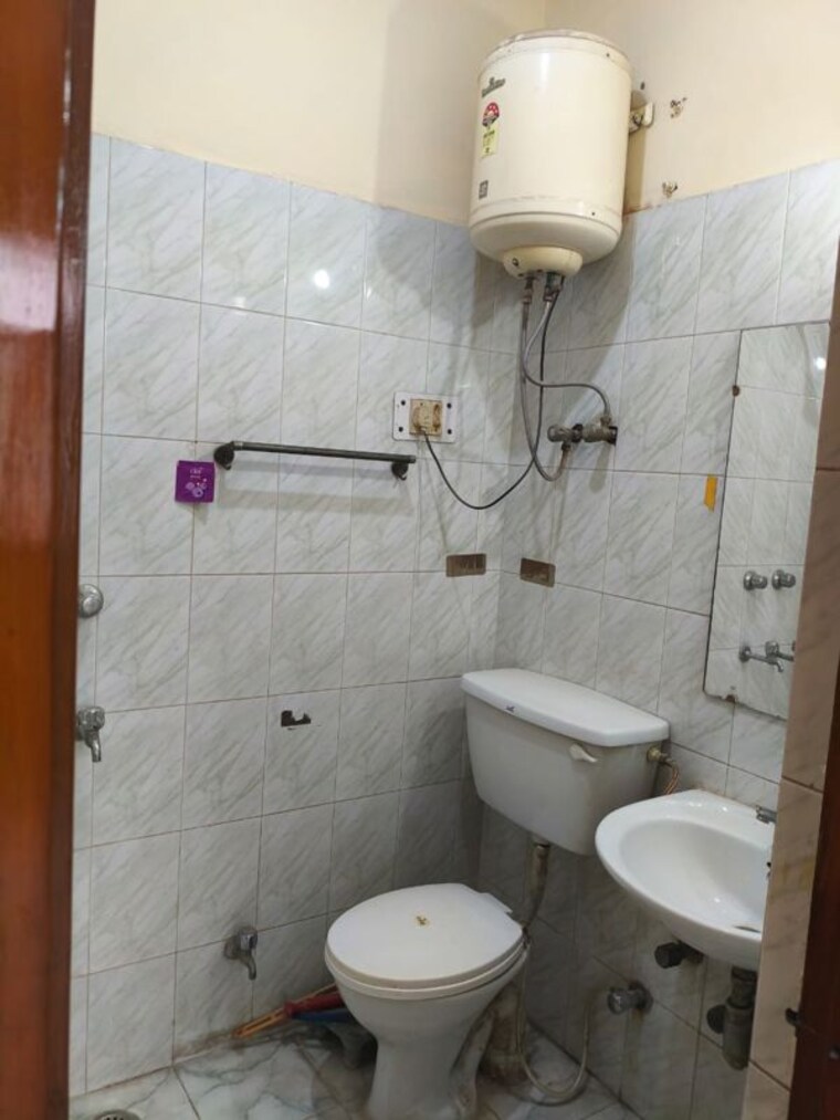 Bathroom, palam vihar 2 Bedroom 1200 Sq.Ft. Builder Floor In Palam Vihar Gurgaon 10154610