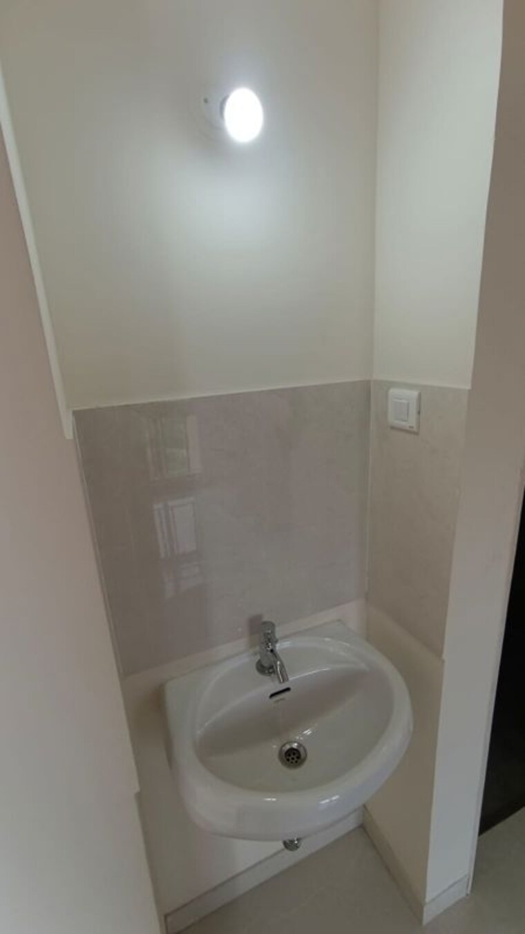 Bathroom, thane east 2 Bedroom 750 Sq.Ft. Apartment In Thane East Thane 10154552