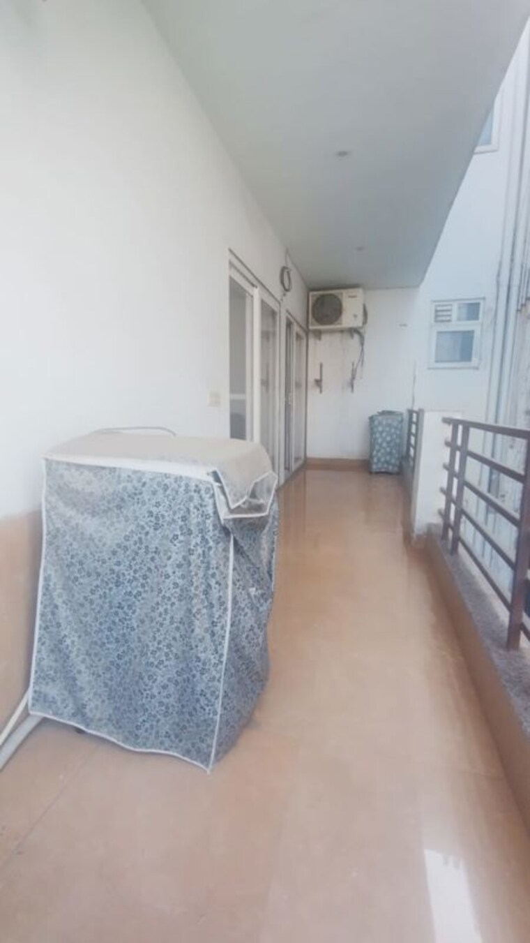 Living Room, vipul-world-floors 3 Bedroom 1800 Sq.Ft. Apartment In Sector 48 Gurgaon 10154739