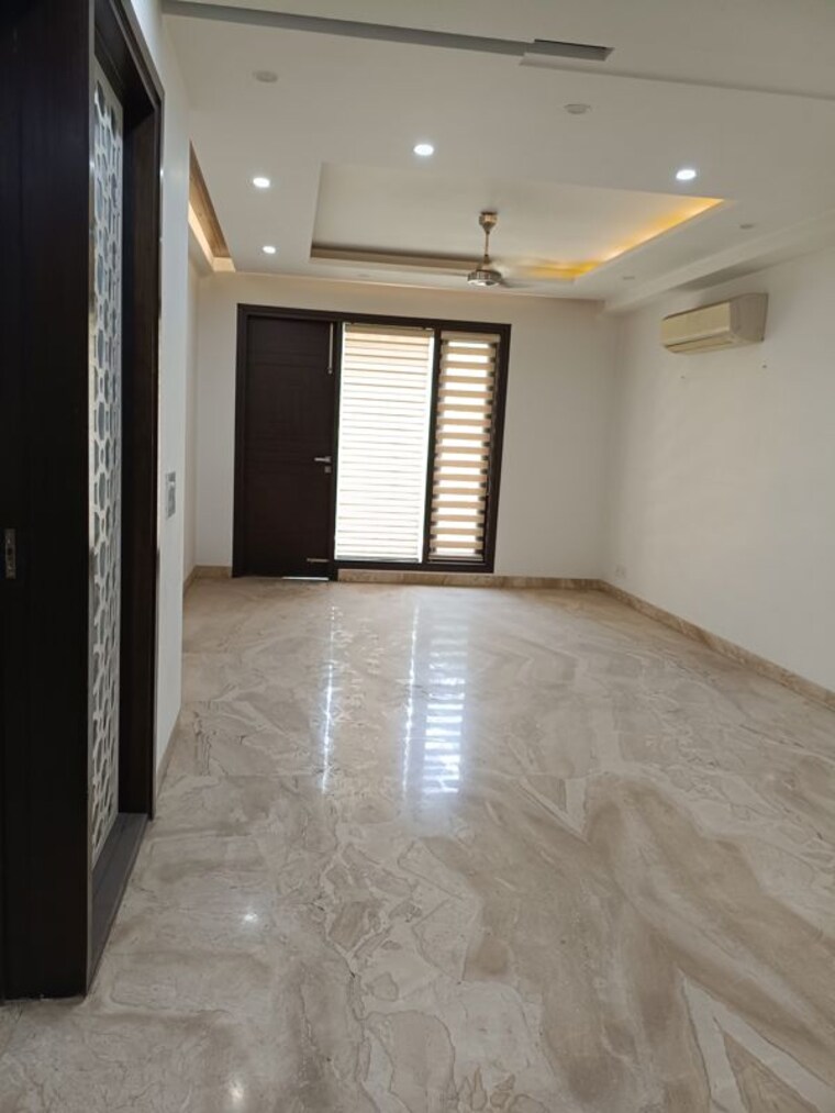 Room, new friends colony 4 Bedroom 500 Sq.Yd. Builder Floor In New Friends Colony Delhi 10154728