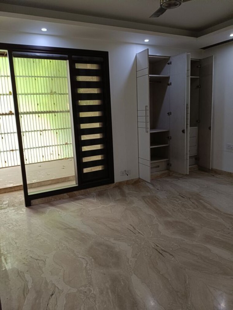 Room, new friends colony 4 Bedroom 500 Sq.Yd. Builder Floor In New Friends Colony Delhi 10154728